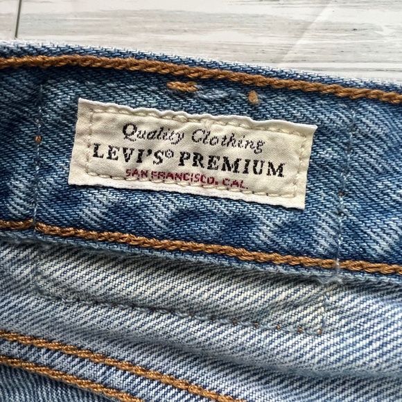Levis Premium Wedgie Straight Jeans Womens 26 Light Blue Distressed Button Fly - Picture 4 of 14